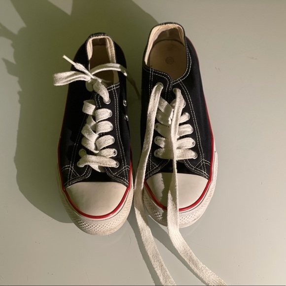 Black and white sneakers - Picture 2 of 4